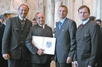  Überreichung der Urkunde durch Minister Bartenstein